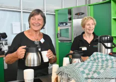Liesbeth Boekestein en Sietske Lamers verzorgden iedereen met een lekkere kop koffie of een kopje thee.